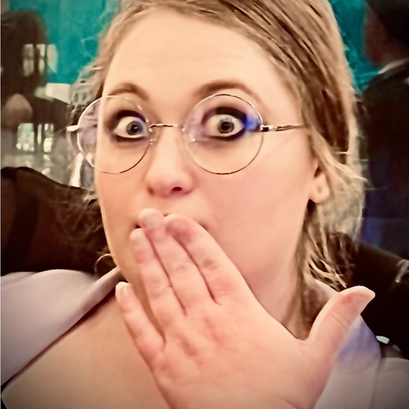 Meet your Posher, Ari Claire - Picture 1 of 1